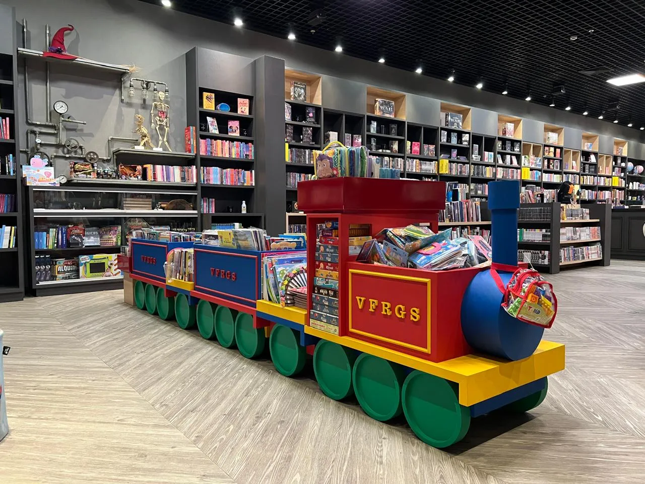 Ambiente da Athena Livraria com livros e curadoria cultural.
