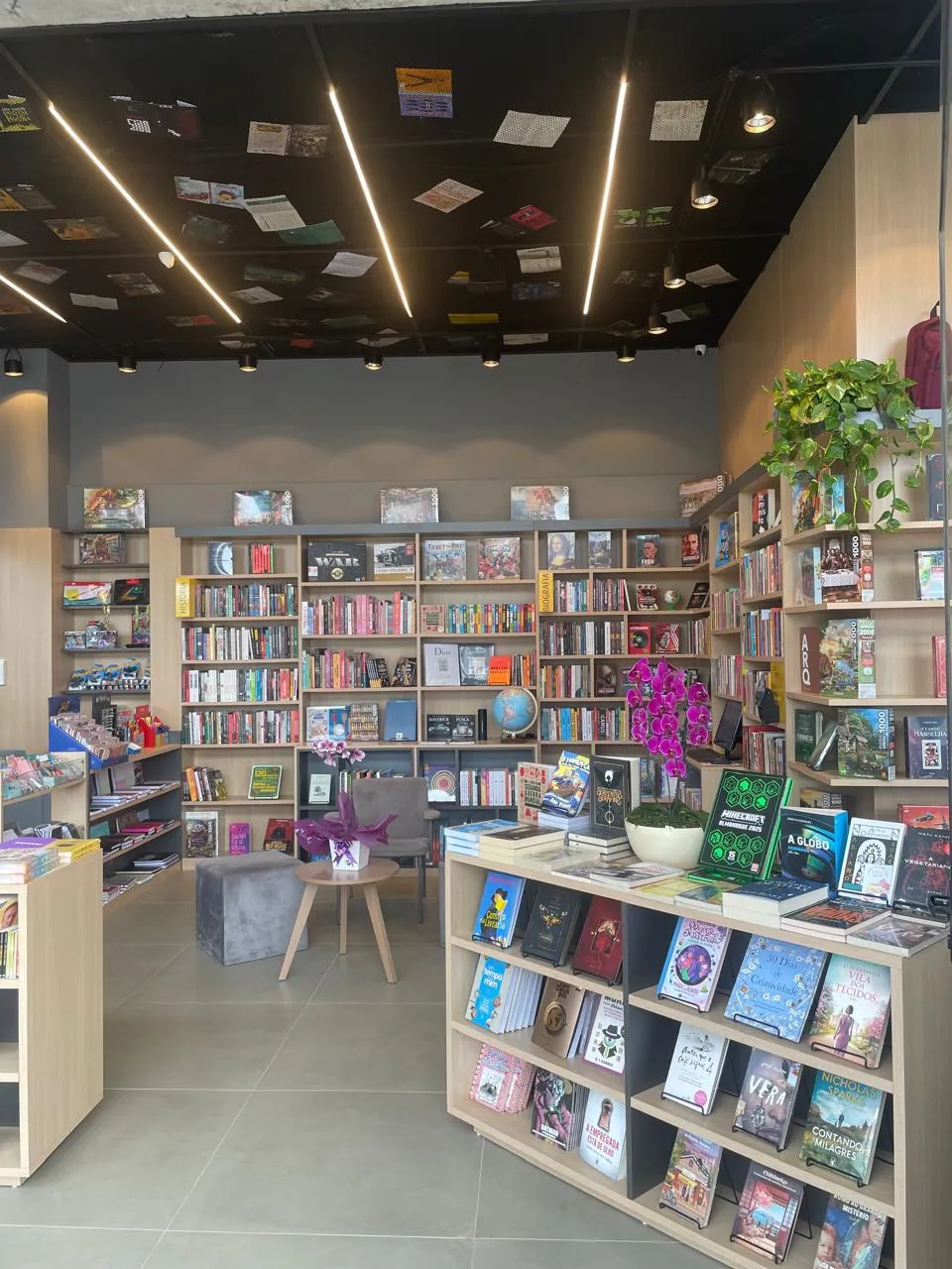 Interior da Athena Livraria em Camobi.