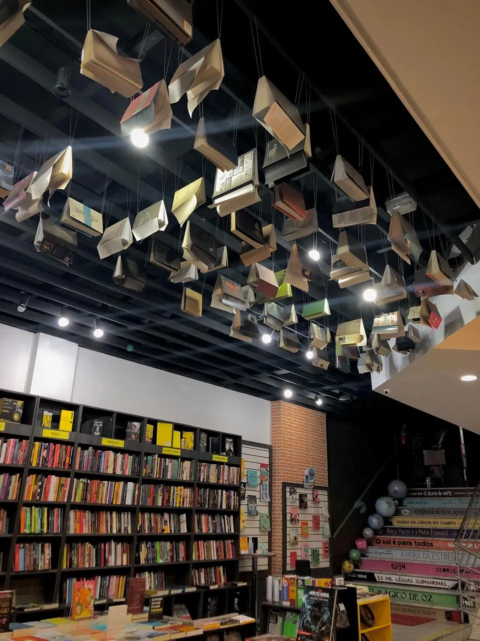Interior da Athena Livraria no Centro de Santa Maria.