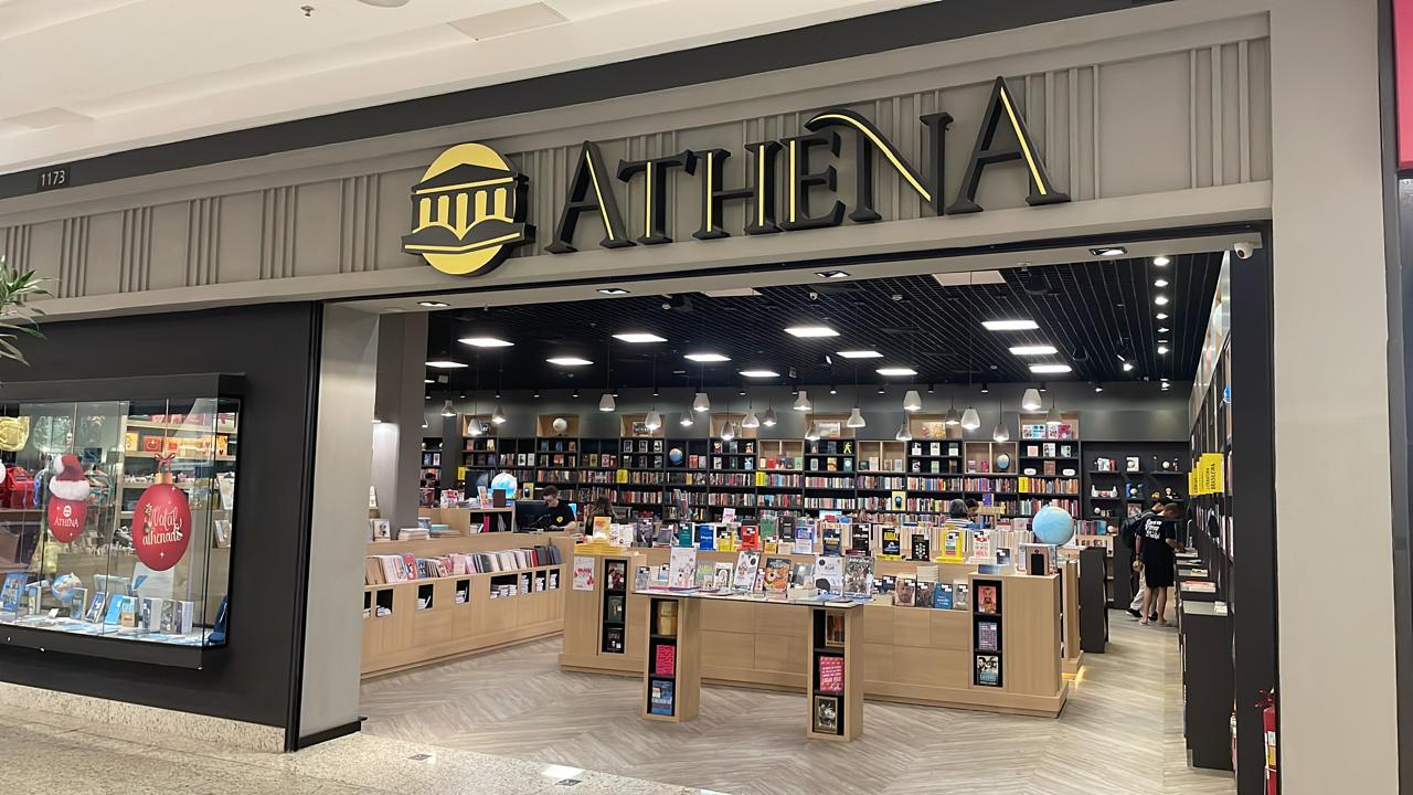 Atendimento e movimento na unidade Praça Nova da Athena Livraria.